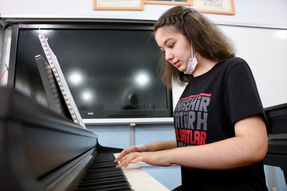 Konuşamayacağı Sanılan Otizmli Çocuk Şiir Öğrendi, Piyano Yeteneğiyle De Şaşırttı