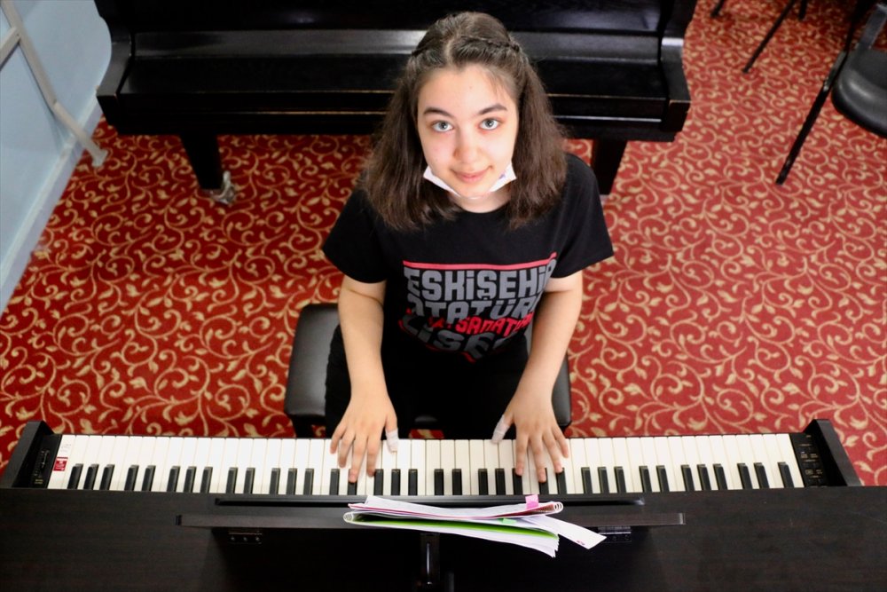 Konuşamayacağı Sanılan Otizmli Çocuk Şiir Öğrendi, Piyano Yeteneğiyle De Şaşırttı