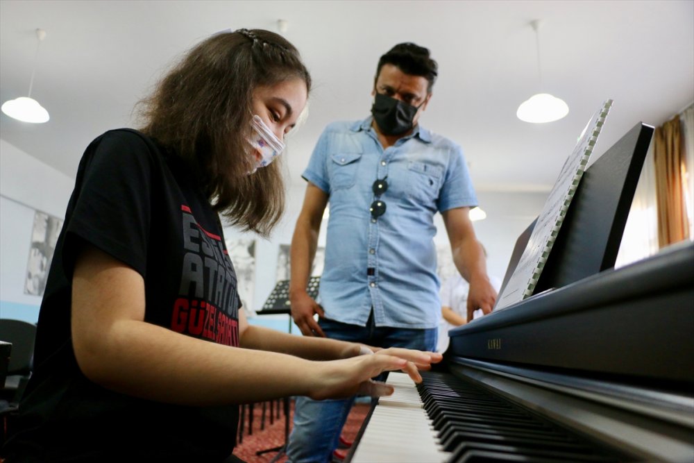 Konuşamayacağı Sanılan Otizmli Çocuk Şiir Öğrendi, Piyano Yeteneğiyle De Şaşırttı