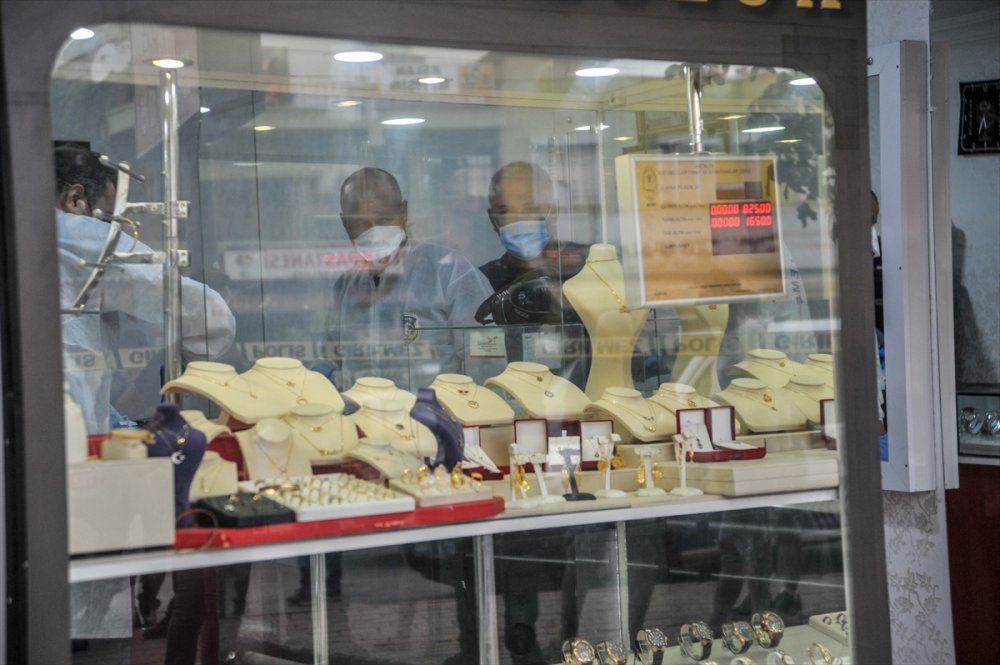 Antalya'da Kuyumcudan Bir Miktar Para Ve Altın Çalan 2 Şüpheli Aranıyor