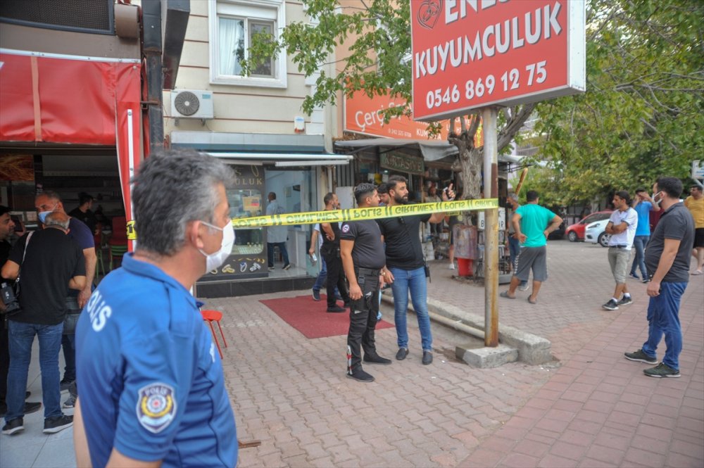 Antalya'da Kuyumcudan Bir Miktar Para Ve Altın Çalan 2 Şüpheli Aranıyor