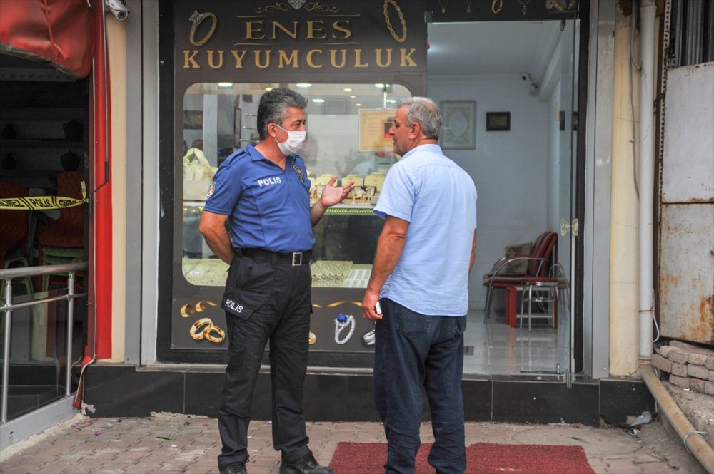Antalya'da Kuyumcudan Bir Miktar Para Ve Altın Çalan 2 Şüpheli Aranıyor