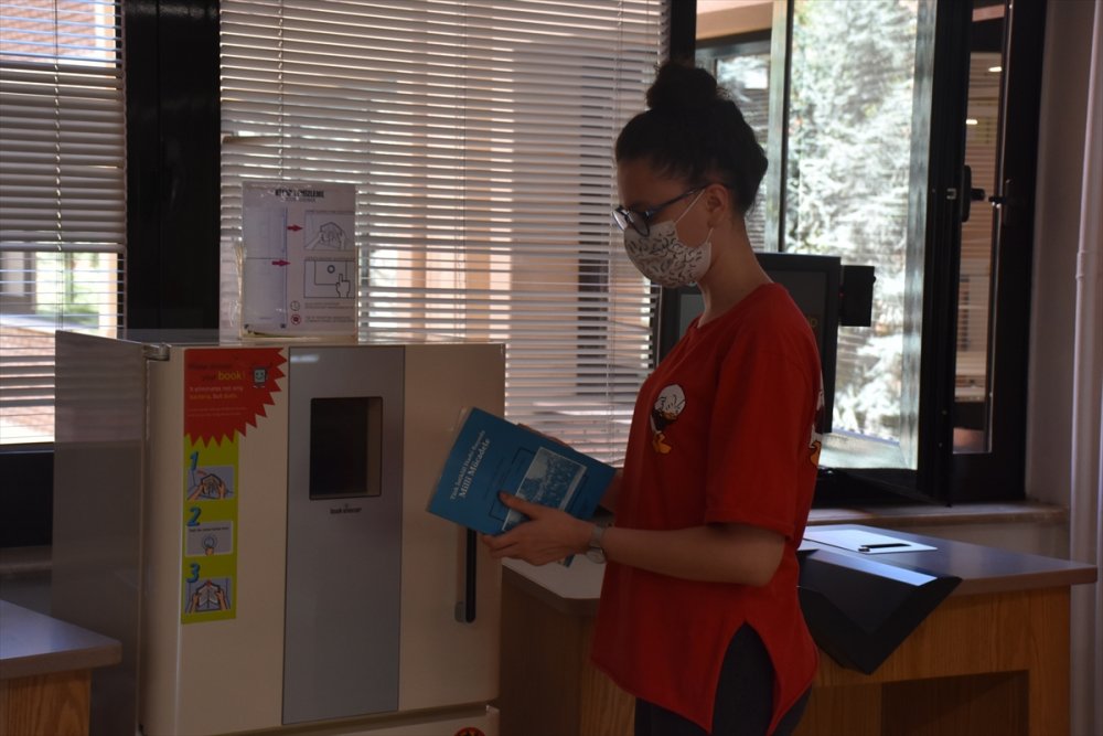 Kitaplar Virüse Karşı Dezenfekte Edilerek Okuyucuyla Buluşuyor