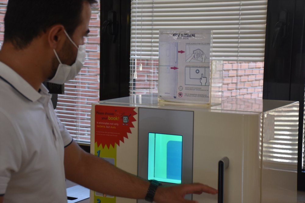 Kitaplar Virüse Karşı Dezenfekte Edilerek Okuyucuyla Buluşuyor