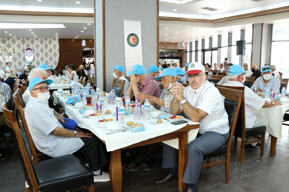 Öz Ağaç-iş Sendikası Üyeleri Huzurevi Ve Sevgi Evi Sakinleriyle Bir Araya Geldi