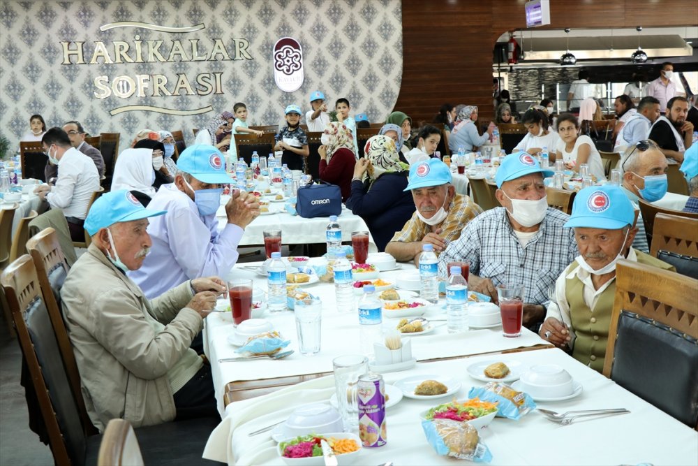 Öz Ağaç-iş Sendikası Üyeleri Huzurevi Ve Sevgi Evi Sakinleriyle Bir Araya Geldi