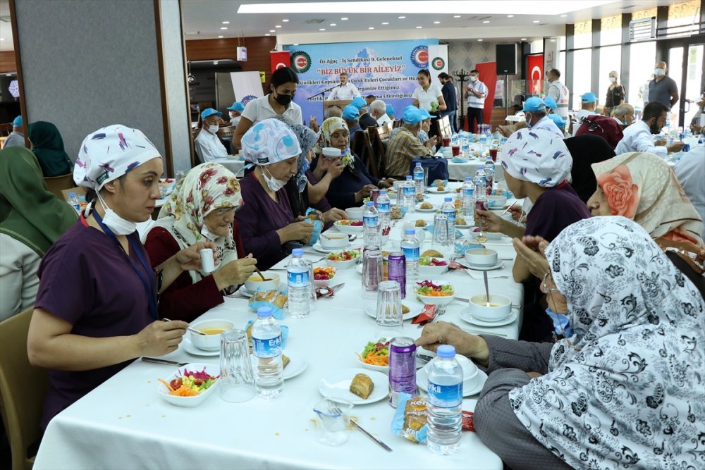Öz Ağaç-iş Sendikası Üyeleri Huzurevi Ve Sevgi Evi Sakinleriyle Bir Araya Geldi