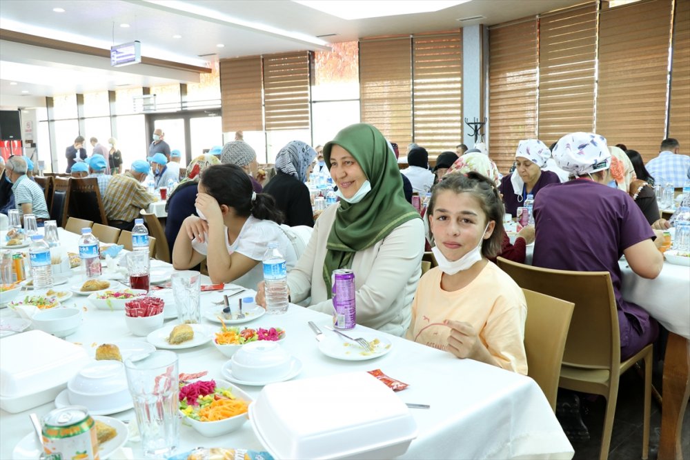 Öz Ağaç-iş Sendikası Üyeleri Huzurevi Ve Sevgi Evi Sakinleriyle Bir Araya Geldi
