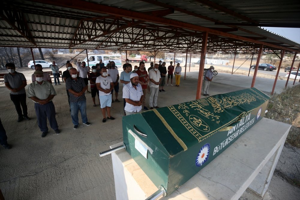 Vefalı Köpekler Cenaze Töreninde Duygulandırdı