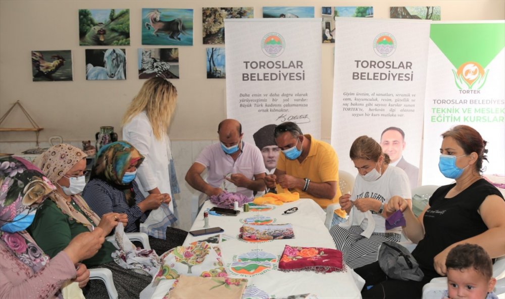 İğne Oyası Kursunun Erkek Kursiyerleri, Kadınlara "Taş Çıkarıyor"