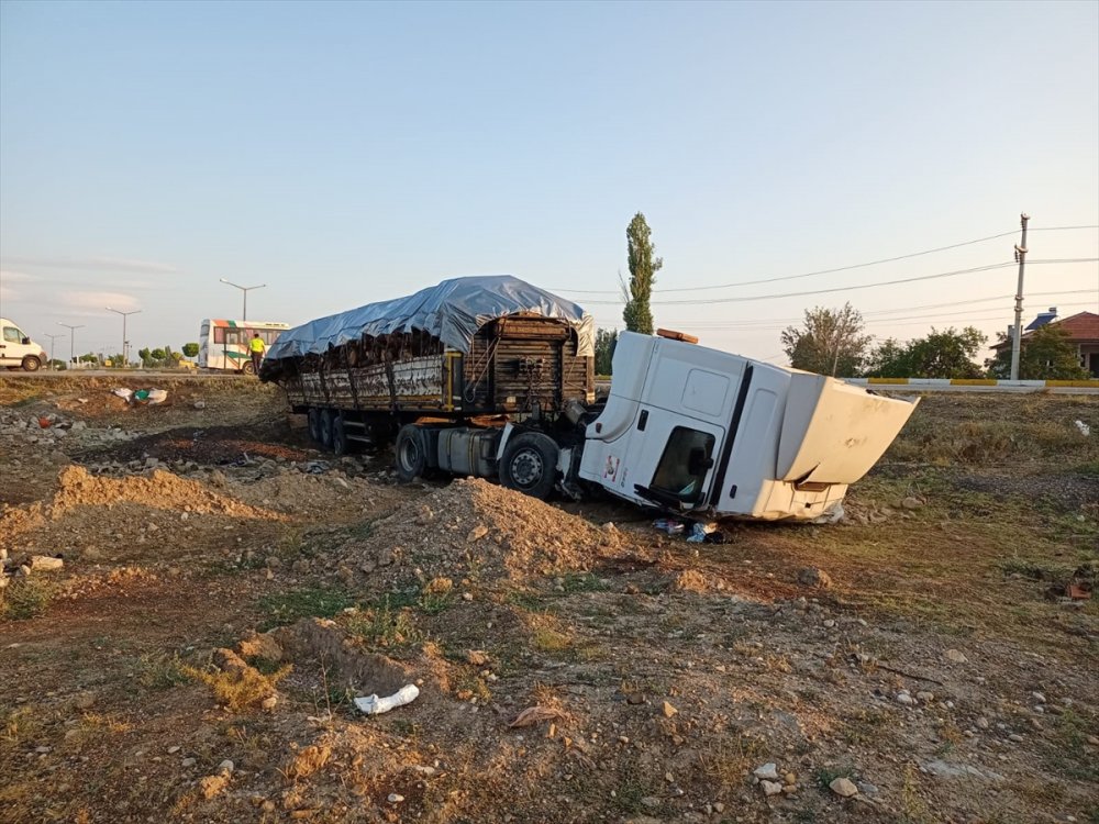 Konya’da Tır Şarampole Devrildi: 1 Yaralı