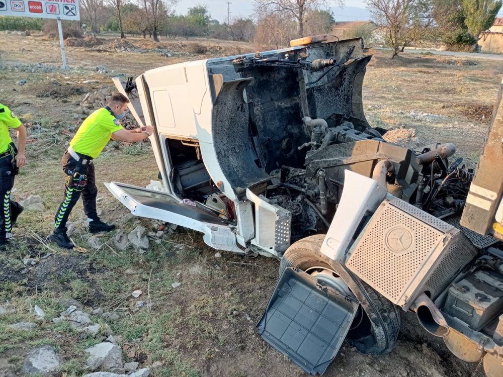 Konya’da Tır Şarampole Devrildi: 1 Yaralı