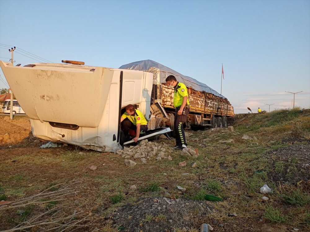 Konya’da Tır Şarampole Devrildi: 1 Yaralı