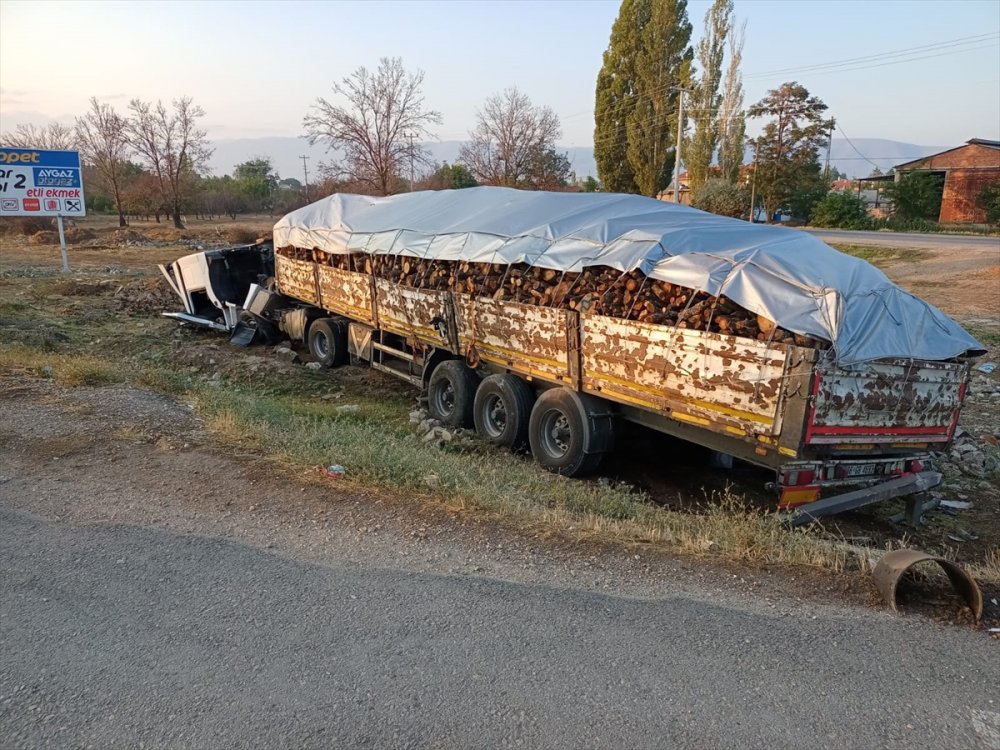 Konya’da Tır Şarampole Devrildi: 1 Yaralı