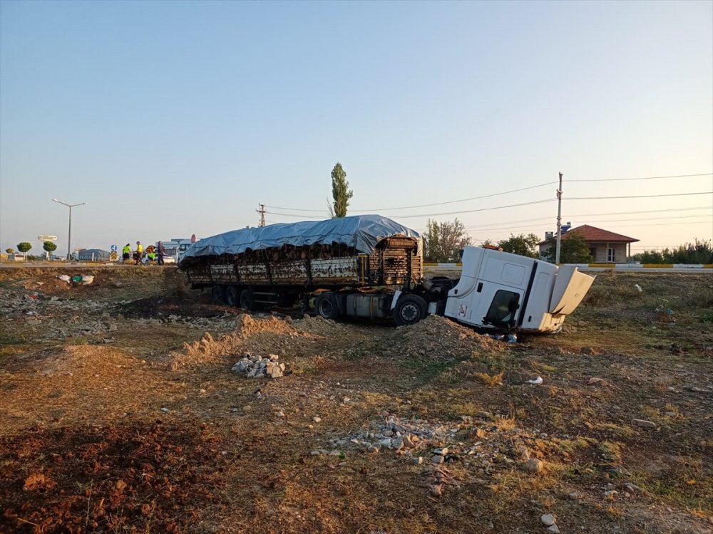 Konya’da Tır Şarampole Devrildi: 1 Yaralı