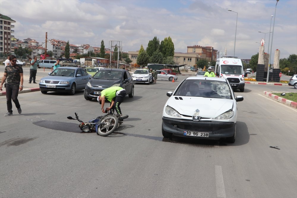 Karaman'da Otomobil İle Çarpışan Motosikletin Sürücüsü Yaralandı