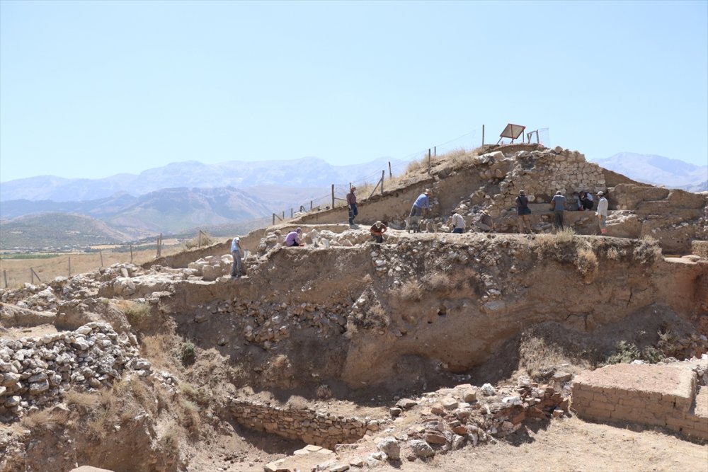 Porsuk Höyük'te Demir Çağı'na Ait Surlar Bulundu
