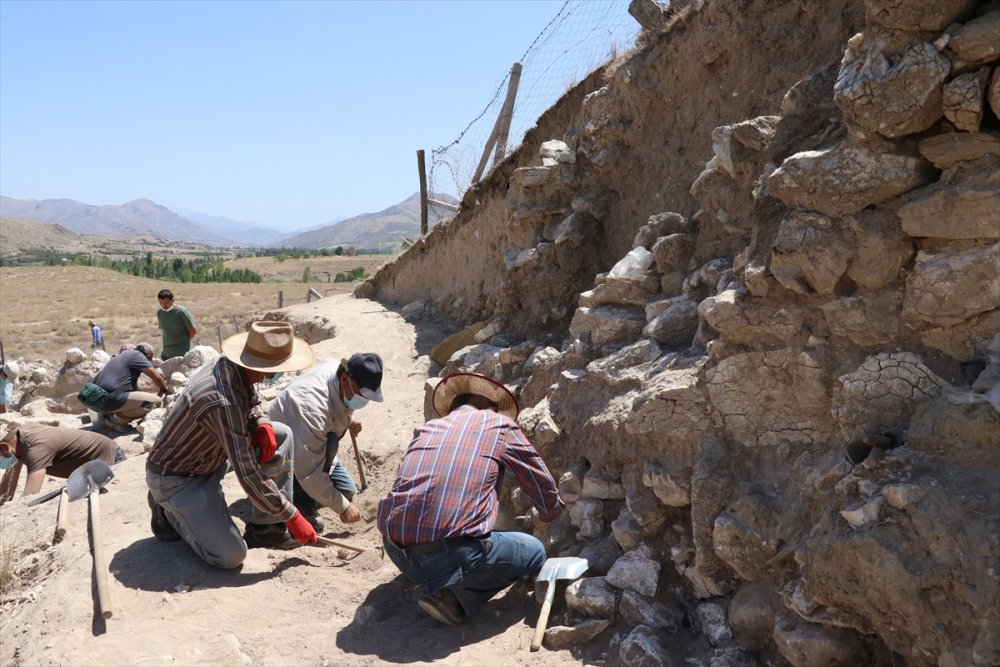 Porsuk Höyük'te Demir Çağı'na Ait Surlar Bulundu