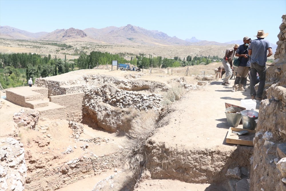 Porsuk Höyük'te Demir Çağı'na Ait Surlar Bulundu
