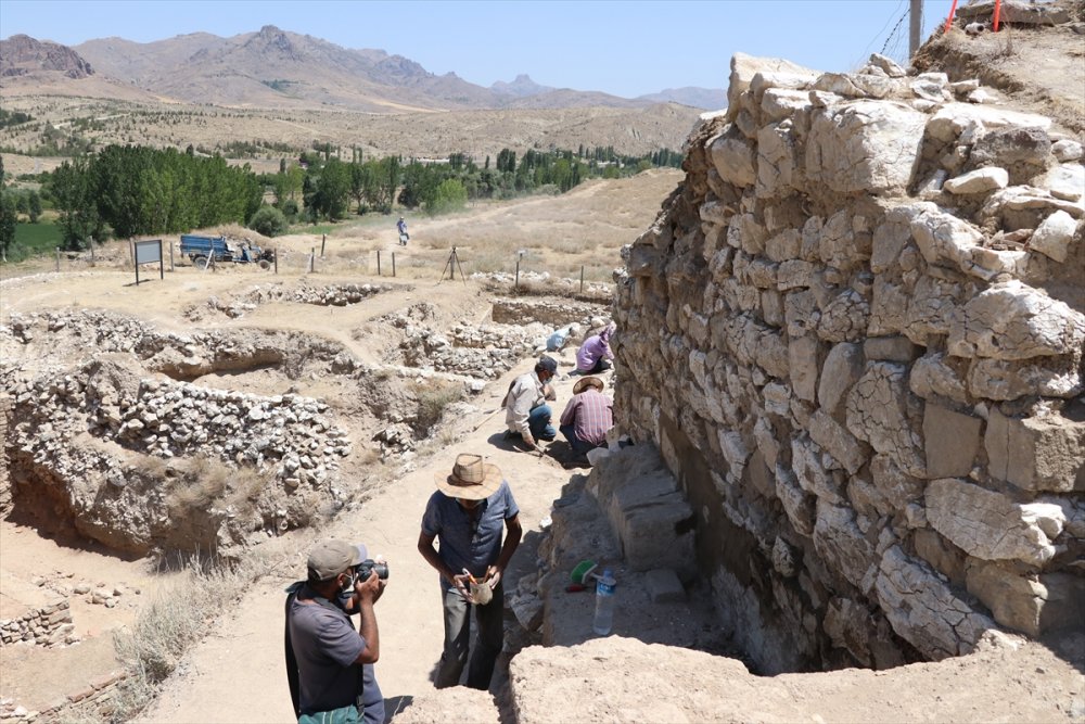 Porsuk Höyük'te Demir Çağı'na Ait Surlar Bulundu