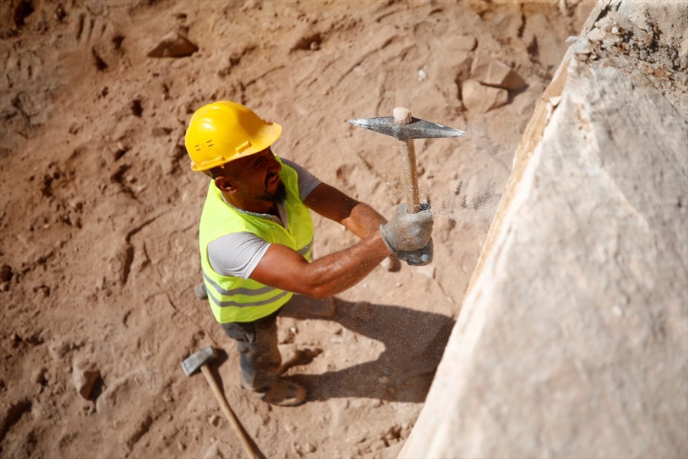 Dev Kayaları Bilek Gücüyle Kıran İşçi Ekmeğini "Taş"tan Çıkarıyor