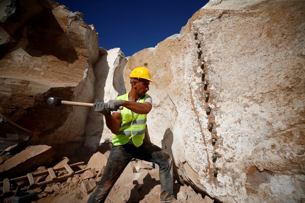 Dev Kayaları Bilek Gücüyle Kıran İşçi Ekmeğini "Taş"tan Çıkarıyor