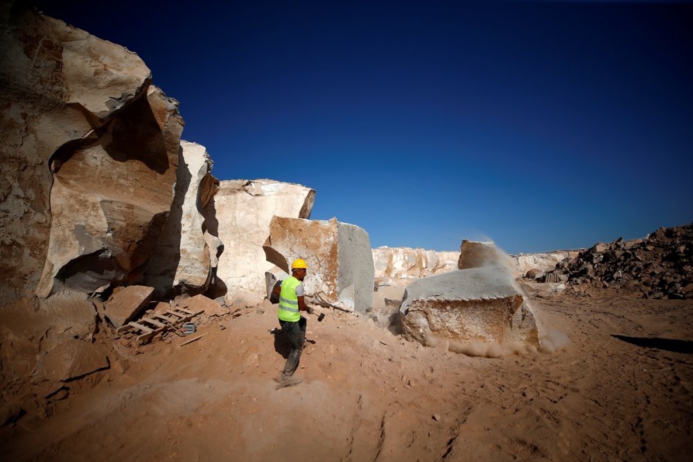 Dev Kayaları Bilek Gücüyle Kıran İşçi Ekmeğini "Taş"tan Çıkarıyor