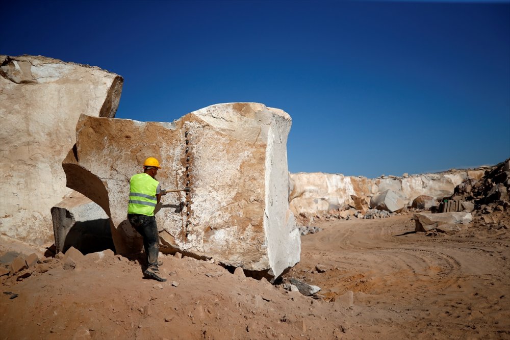Dev Kayaları Bilek Gücüyle Kıran İşçi Ekmeğini "Taş"tan Çıkarıyor