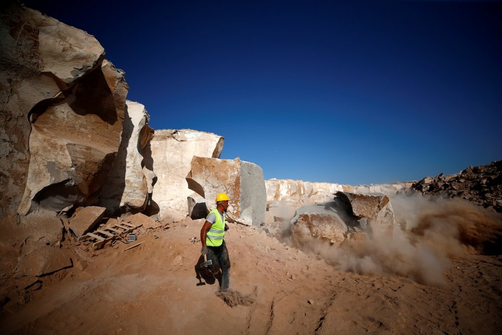 Dev Kayaları Bilek Gücüyle Kıran İşçi Ekmeğini "Taş"tan Çıkarıyor