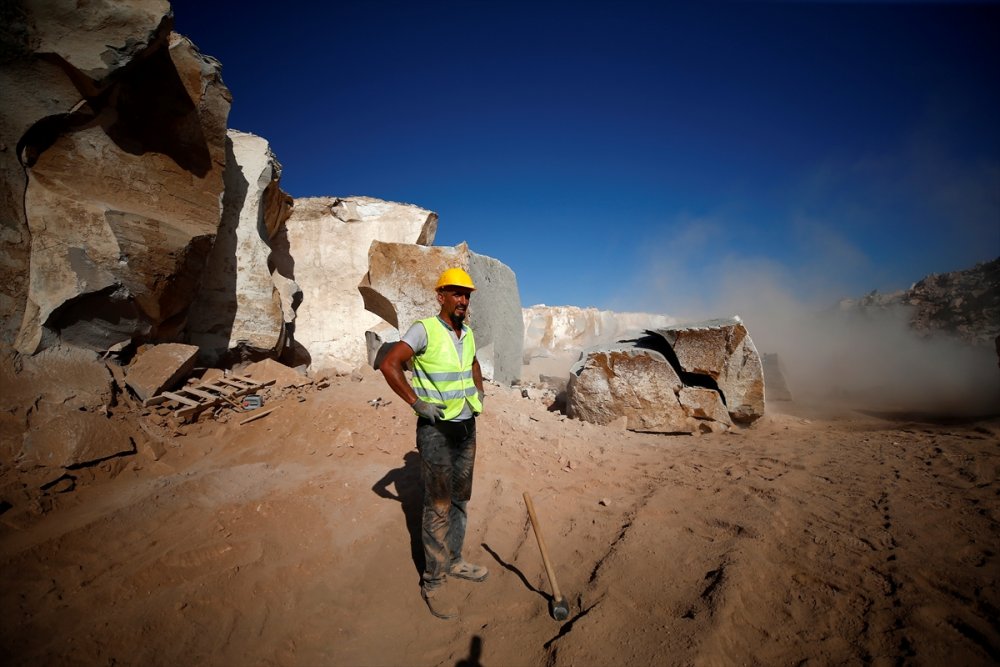 Dev Kayaları Bilek Gücüyle Kıran İşçi Ekmeğini "Taş"tan Çıkarıyor
