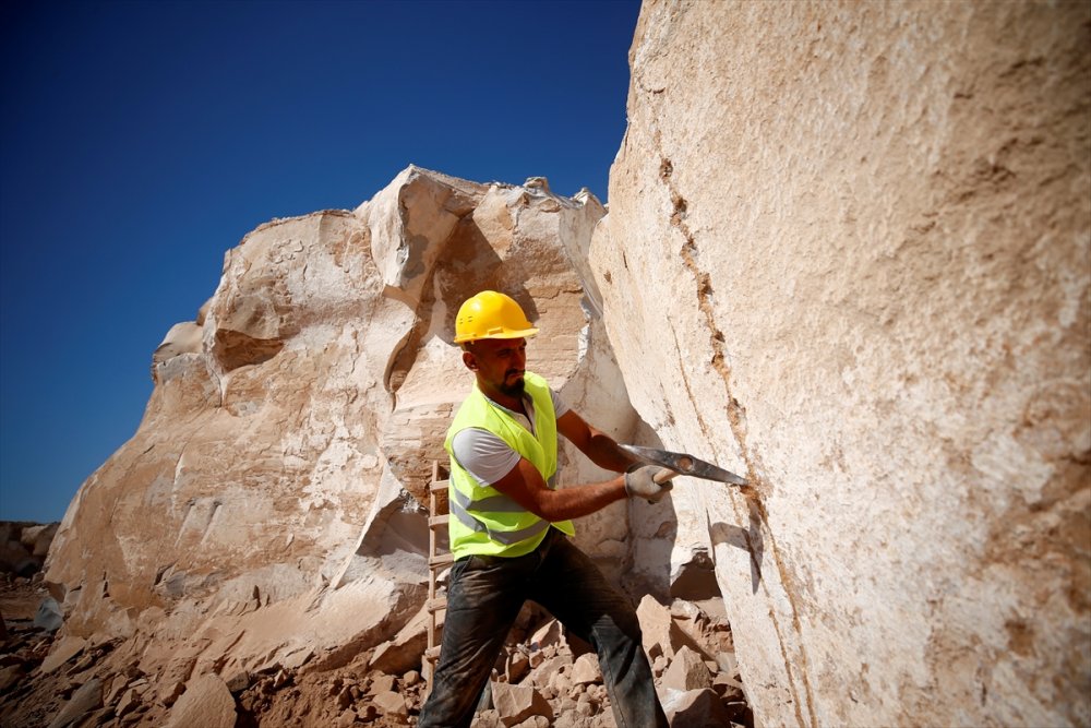 Dev Kayaları Bilek Gücüyle Kıran İşçi Ekmeğini "Taş"tan Çıkarıyor