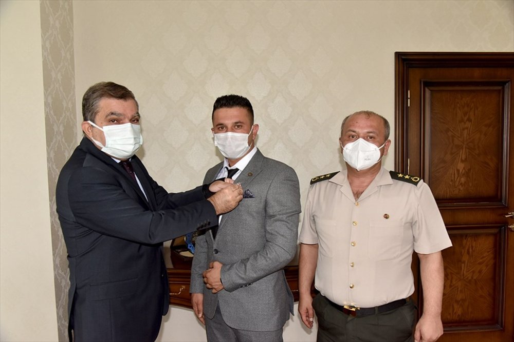 Karamanlı Irak Gazisi Malul Gazilik Rozetini Taktı