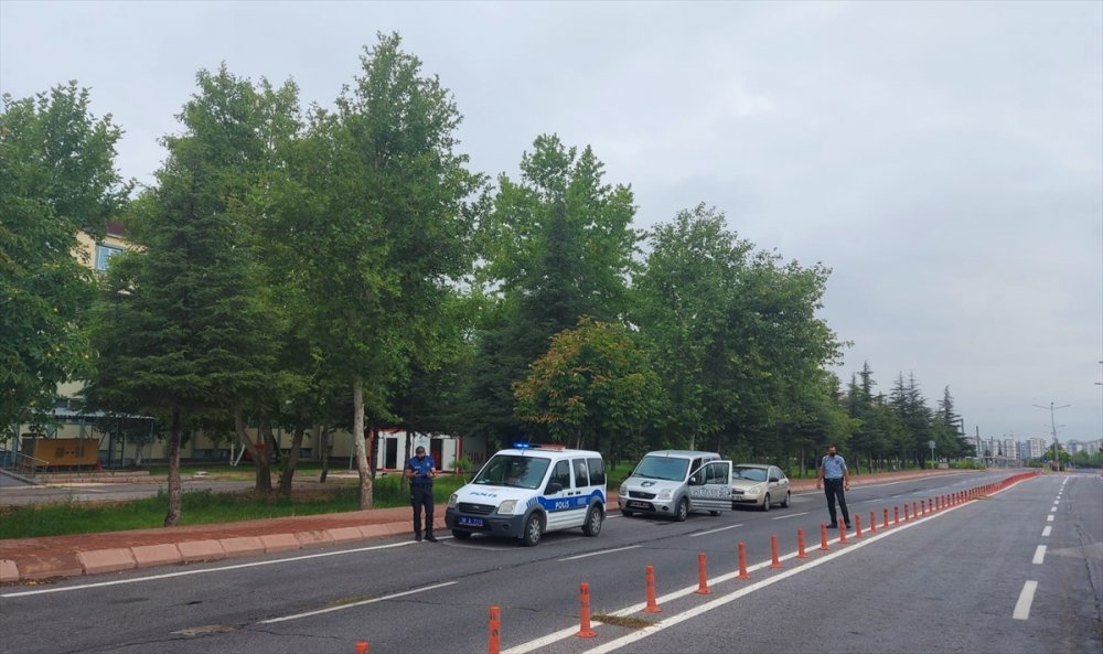 Kayseri'de Üniversite Kampüsünde Kablo Çalmak İsteyen Zanlılar Suçüstü Yakalandı