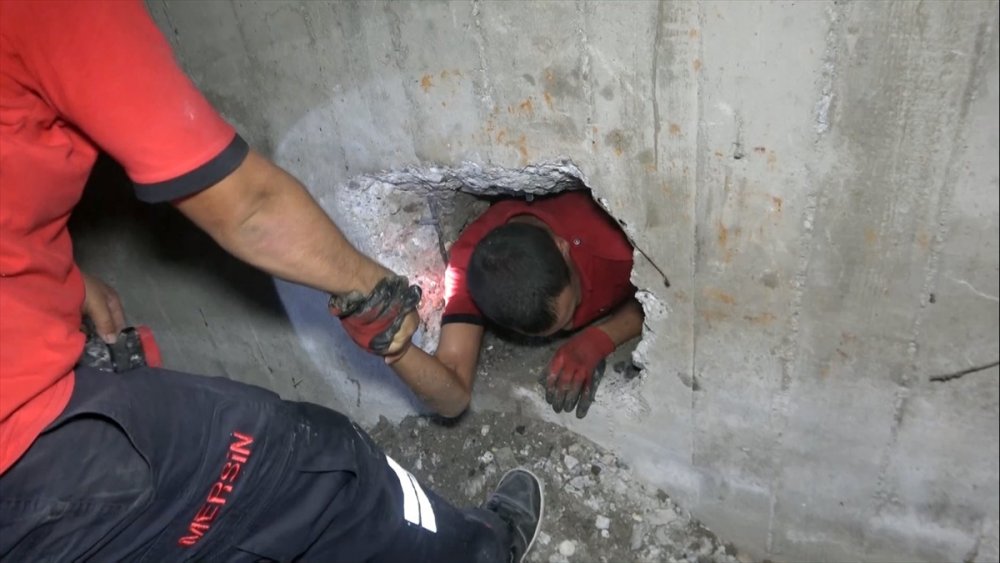 Mersin'de Kanalizasyon Borusunda Sıkışan Kedi Yavrusunu İtfaiye Kurtardı