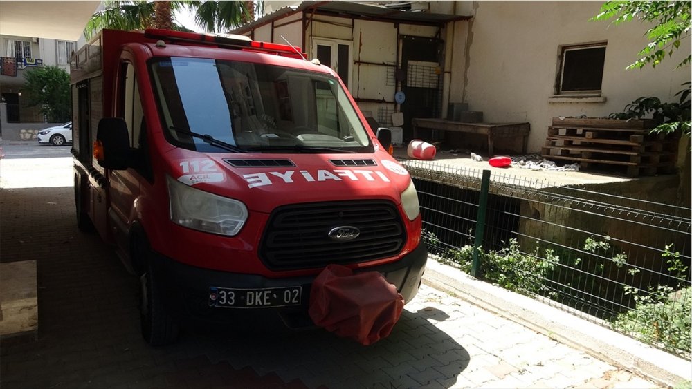 Mersin'de Kanalizasyon Borusunda Sıkışan Kedi Yavrusunu İtfaiye Kurtardı