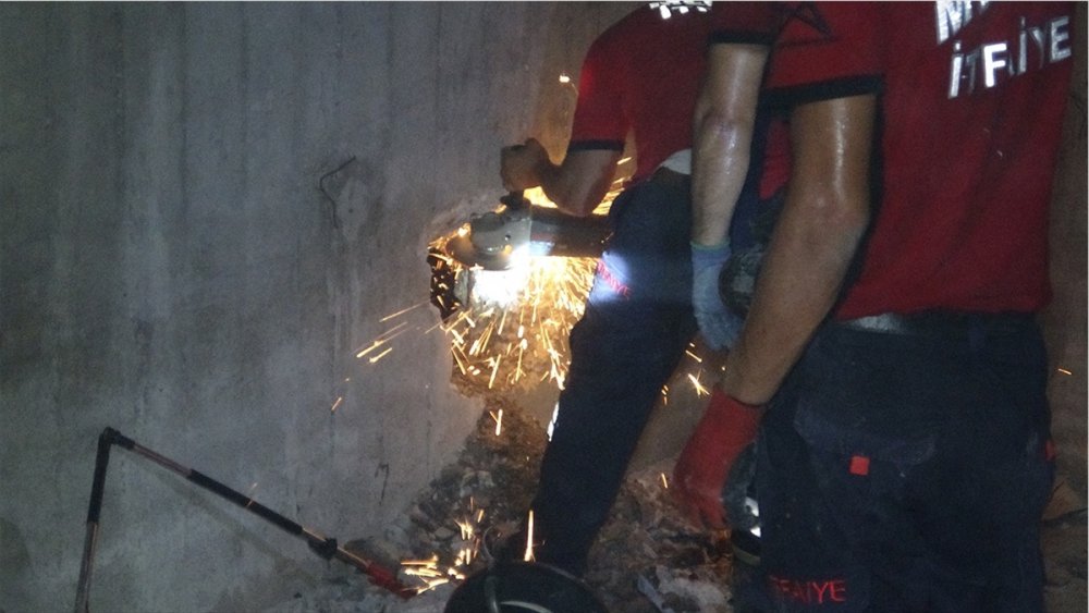 Mersin'de Kanalizasyon Borusunda Sıkışan Kedi Yavrusunu İtfaiye Kurtardı