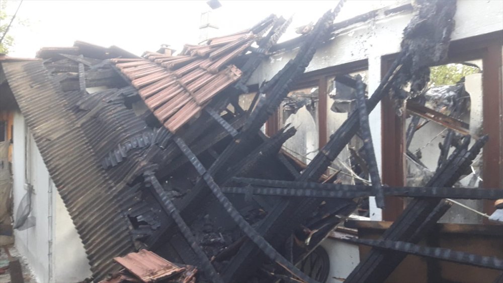 Antalya'da Çıkan Yangında 2 Ev Kullanılamaz Hale Geldi