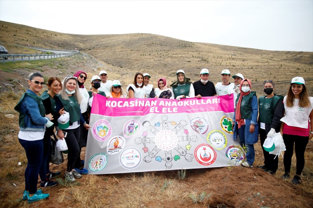 Kayseri'de Anaokulu Öğrencileri 100 Fidanı Toprakla Buluşturdu