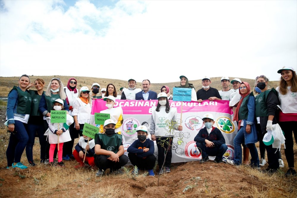 Kayseri'de Anaokulu Öğrencileri 100 Fidanı Toprakla Buluşturdu