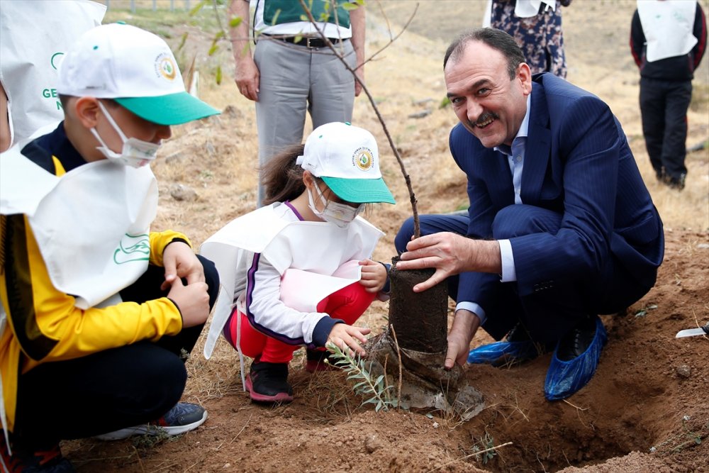 Kayseri'de Anaokulu Öğrencileri 100 Fidanı Toprakla Buluşturdu