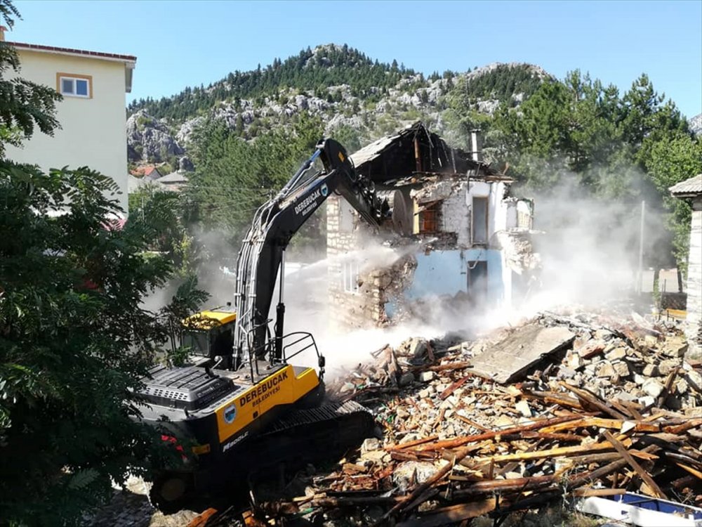 Derebucak'ta Depremde Ağır Hasar Gören Binanın Yıkımı Gerçekleştirildi