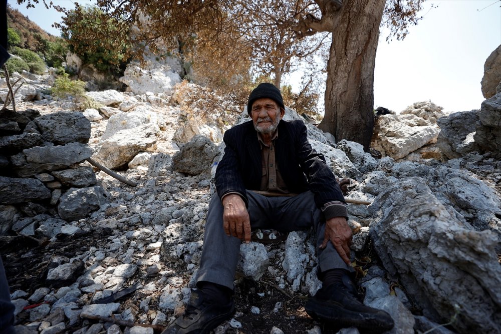 Hayvanlarının Yanarak Telef Olmasının Acısını Yaşayan Çoban, Hasar Gören Evini Terk Etmiyor