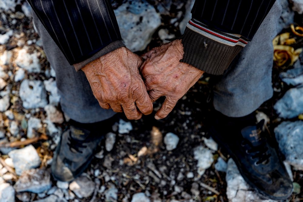 Hayvanlarının Yanarak Telef Olmasının Acısını Yaşayan Çoban, Hasar Gören Evini Terk Etmiyor