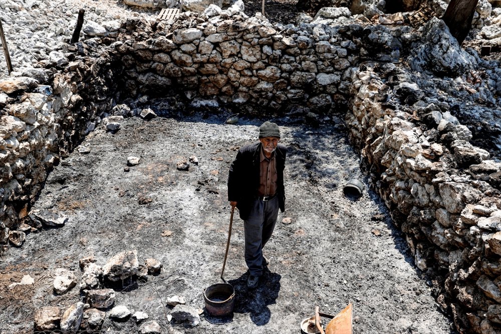 Hayvanlarının Yanarak Telef Olmasının Acısını Yaşayan Çoban, Hasar Gören Evini Terk Etmiyor