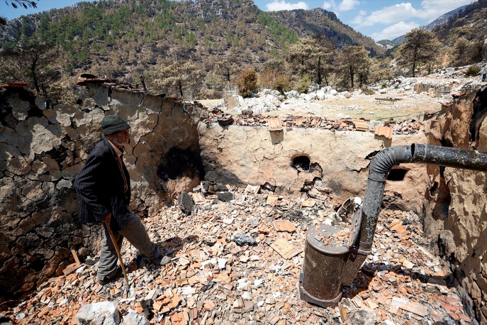 Hayvanlarının Yanarak Telef Olmasının Acısını Yaşayan Çoban, Hasar Gören Evini Terk Etmiyor