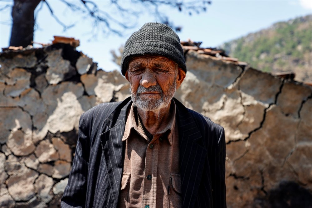 Hayvanlarının Yanarak Telef Olmasının Acısını Yaşayan Çoban, Hasar Gören Evini Terk Etmiyor