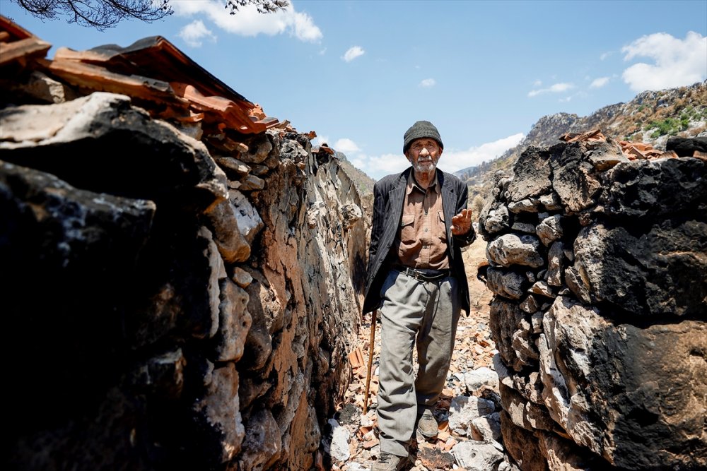 Hayvanlarının Yanarak Telef Olmasının Acısını Yaşayan Çoban, Hasar Gören Evini Terk Etmiyor