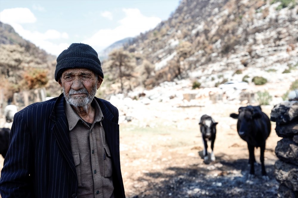 Hayvanlarının Yanarak Telef Olmasının Acısını Yaşayan Çoban, Hasar Gören Evini Terk Etmiyor