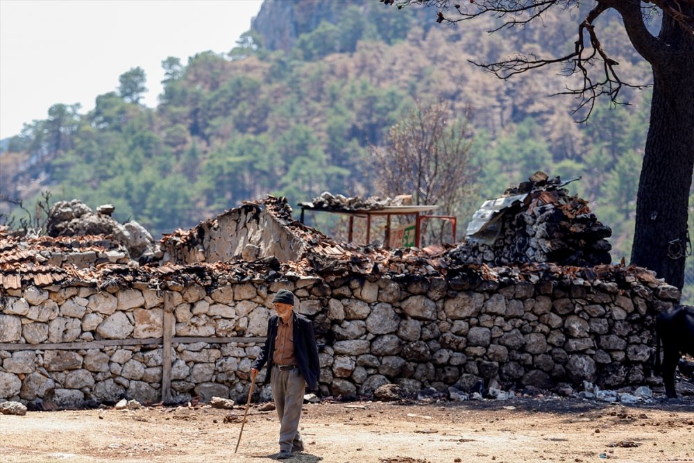 Hayvanlarının Yanarak Telef Olmasının Acısını Yaşayan Çoban, Hasar Gören Evini Terk Etmiyor