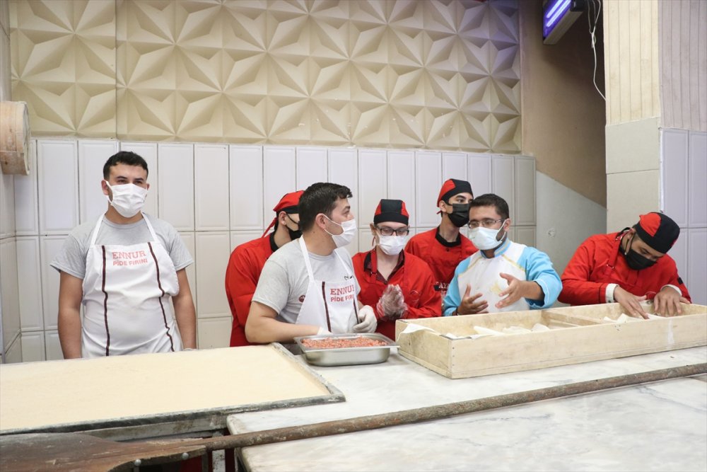 Kayseri'de Maharetli "Özel" Eller, Telafi Derslerinde İş Yerlerinde Yemek Yapmayı Öğreniyor